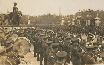 Image: New Zealanders [ANZAC parade]. From: World War I photograph album