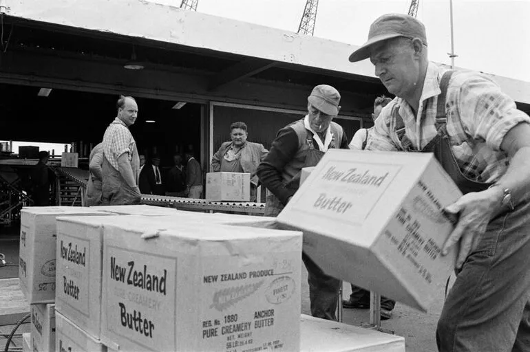 Image: Wharfies stacking boxes of New Zealand butter