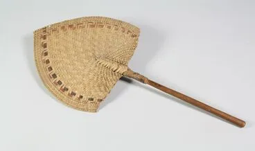 Image: Ili tea (fan with wooden handle)
