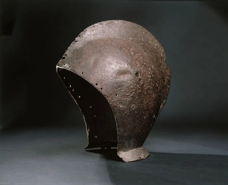 Image: Iron helmet (known as the "Spanish" helmet)