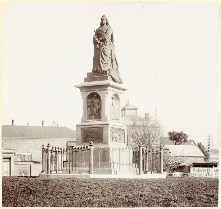 Image: Queen Victoria Statue