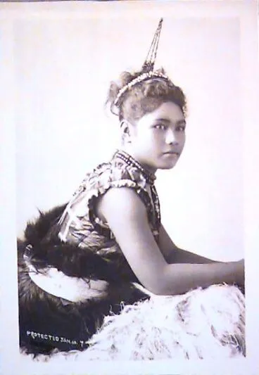 Image: Samoan girl on 'ie sina