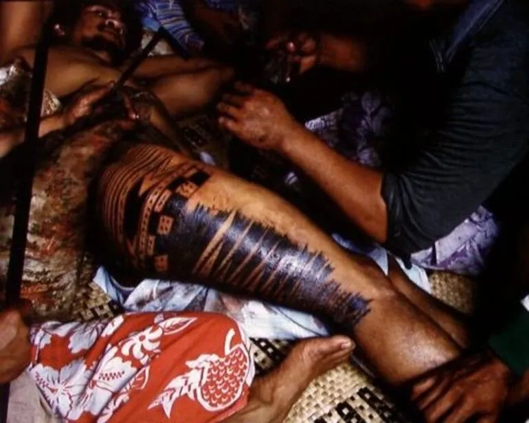 Image: 1982. Farwood Drive, Henderson, west Auckland. Tattooing Uli. Tufuga tatatau: Su'a Tavui Pasina Iosefo Ah Ken