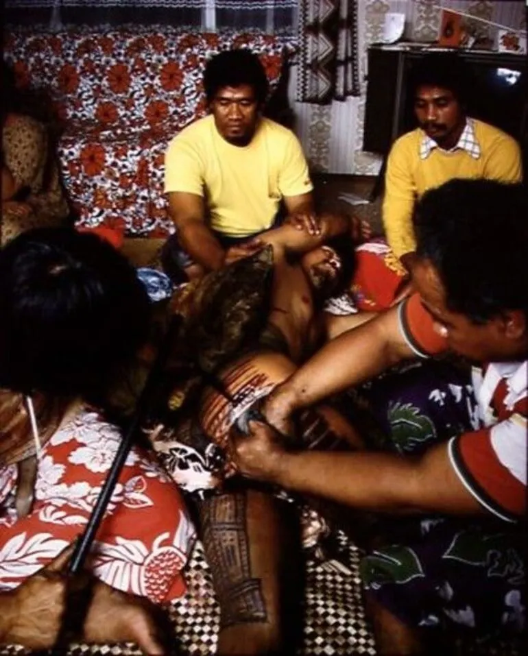 Image: 26.2.1982. Farwood Drive, Henderson, west Auckland. Tattooing Seoseo Tuigamala. Tufuga tatatau: Su'a Tavui Pasina Iosefo Ah Ken
