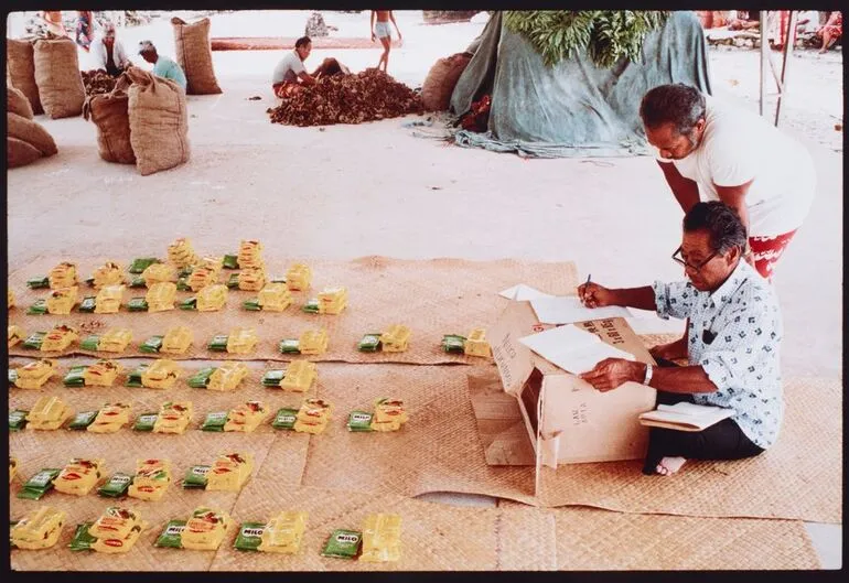 Image: Inati ceremony - food division, Nukunonu Atoll, Tokelau