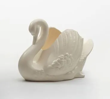 Image: Swan vase