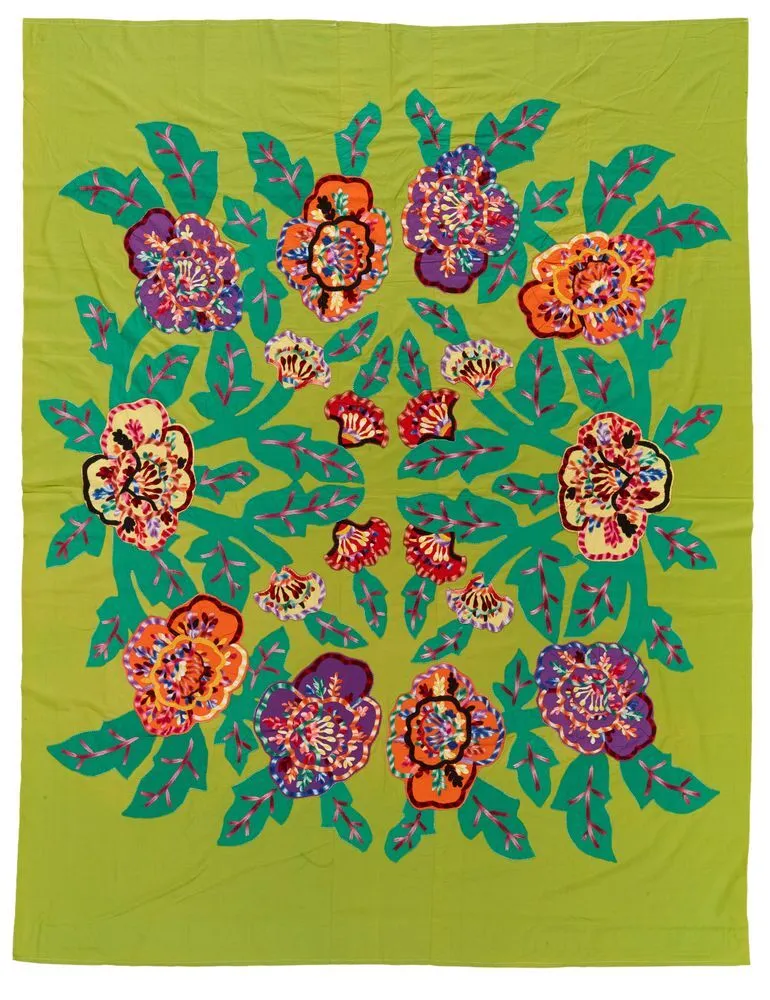 Image: Tivaevae tataura (appliqué embroidered quilt) and pillowslips