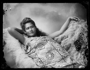 Image: [Samoan girl]
