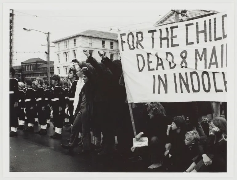 Image: Anti Vietnam war demonstration, Cenotaph, Wellington