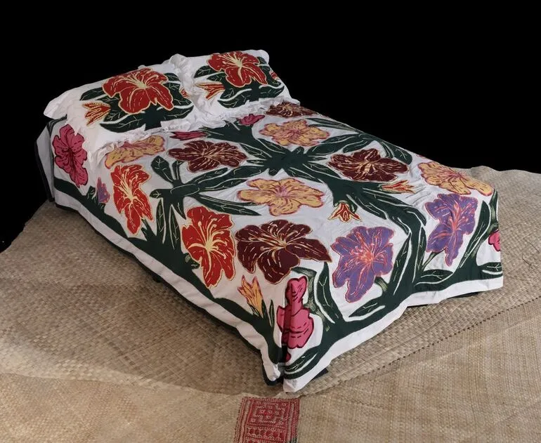 Image: "Blossoms of the new beginning" (Tivaevae tataura with matching pillows and pillowslips)