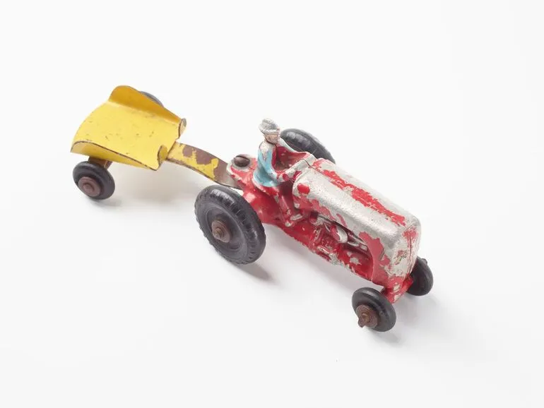 Image: Toy tractor with trailer