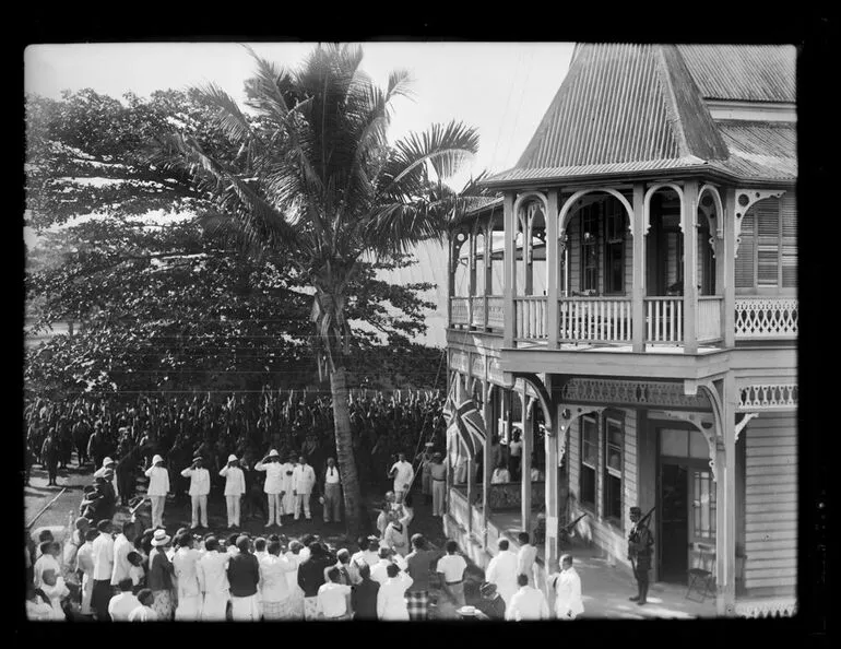 Image: New Zealand forces hoisting the Union Jack at the courthouse, Apia