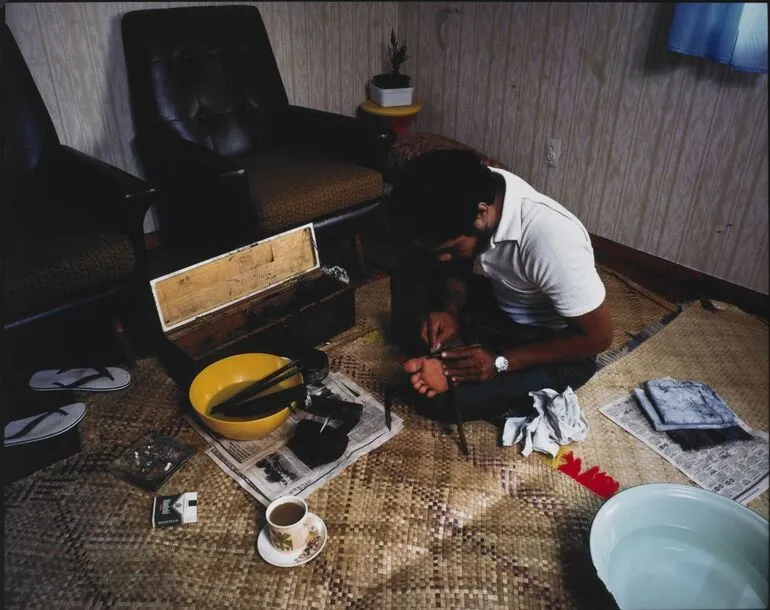 Image: 'Su'a Suluape Petelo, Tufuga Ta Tatau sharpening the "Au" tattooing implements ...'