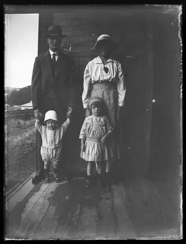 Image: Family : Plimmerton, February 1920