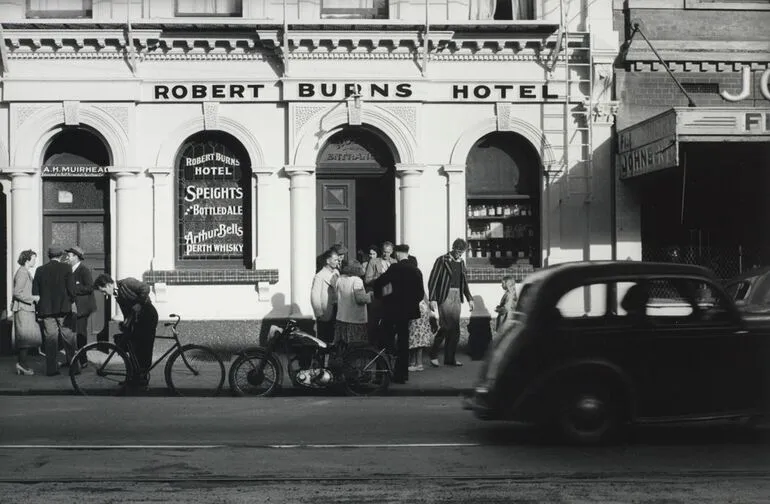 Image: Six o'clock closing, George Street, Dunedin. Saturday, November 1952