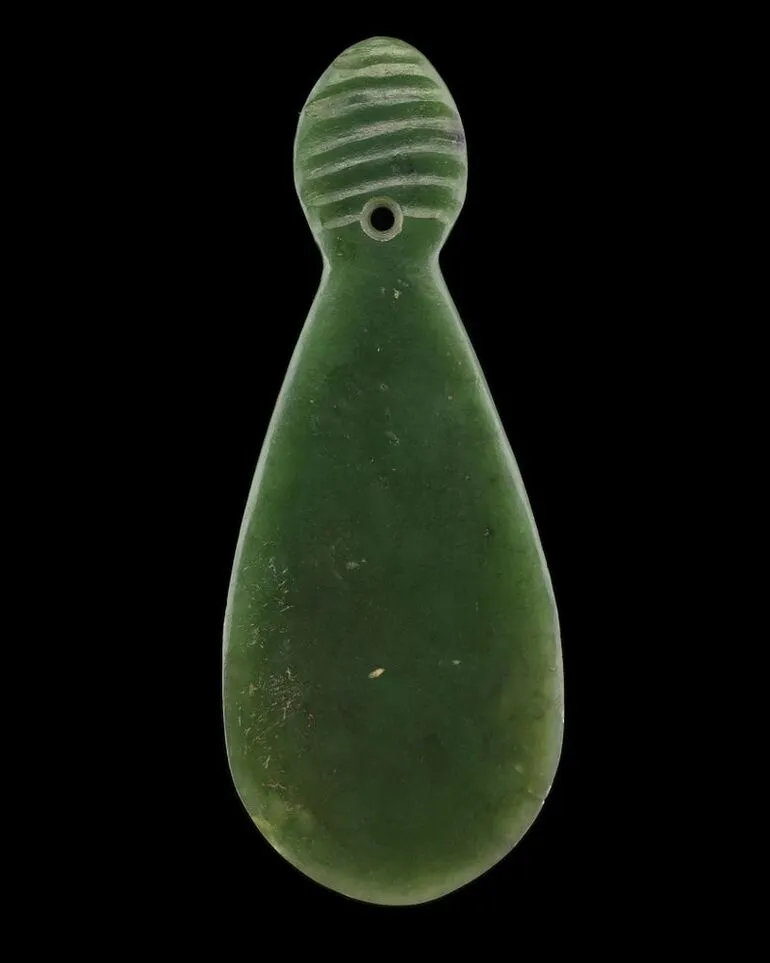 Image: Mere pounamu pendant (greenstone pendant)