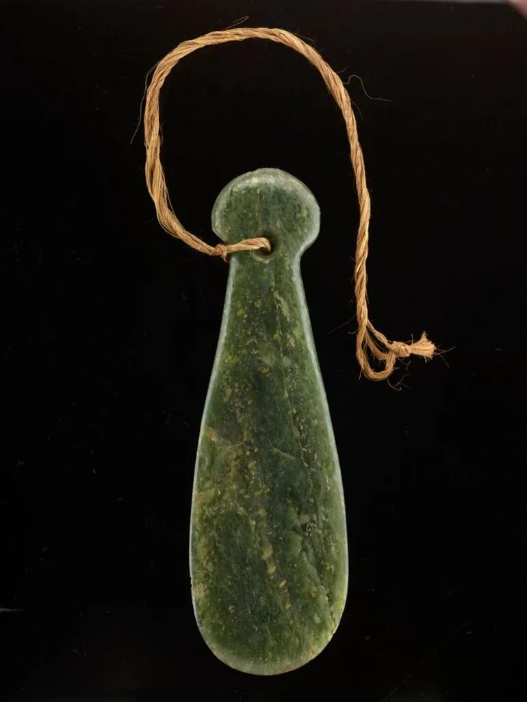 Image: Mere pounamu pendant (greenstone pendant)