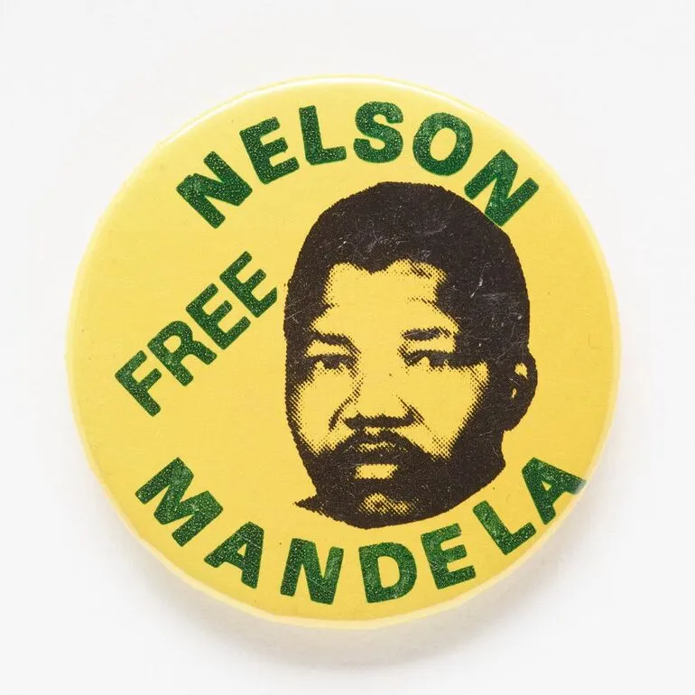 Image: Free Nelson Mandela badge