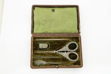 Image: Sewing set in case