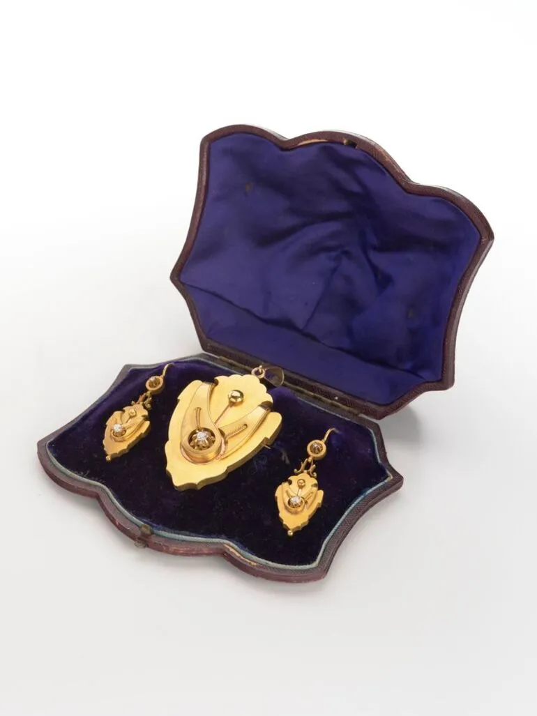Image: Pendant and earring set