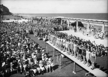 Image: Beauty pageant contestants and crowd, Marine Parade, Napier
