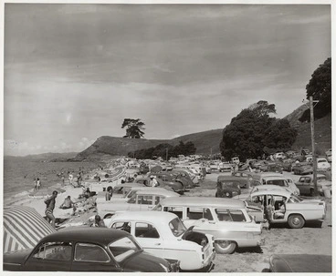 Image: Holidaymakers and cars on Maretai Beach, Manukau City