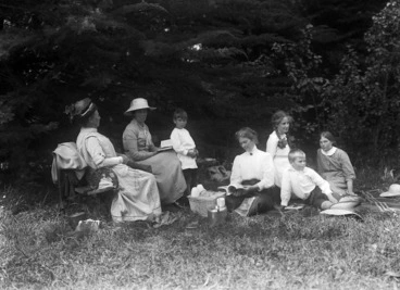 Image: Members of the Gifford and Jones family picnicking