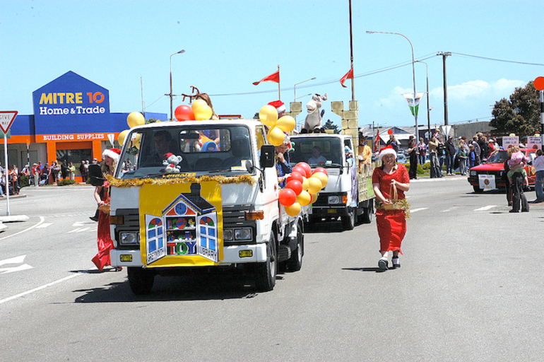 Image: Photographs of 2003 Santa and Christmas Parade, Greymouth