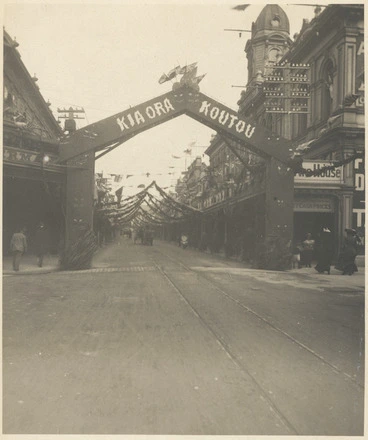 Image: Arch erected for visit of the Duke and Duchess of York, Cuba Street, Wellington