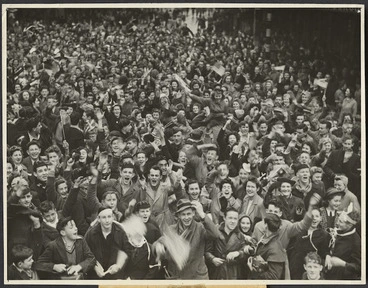 Image: Crowd in Wellington on VJ Day