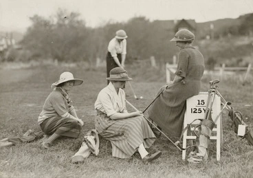 Image: Creator unknown :Photograph of women golfers