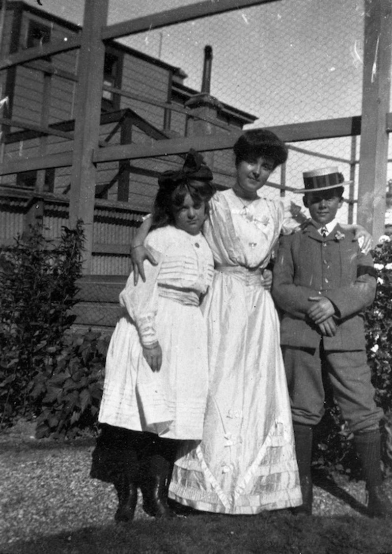 Image: Katherine Mansfield with her brother Leslie and her sister Jeanne