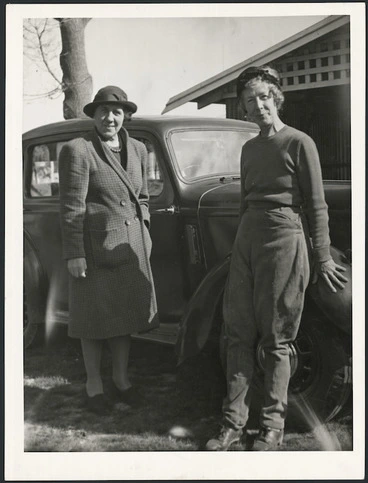 Image: Miss M McLean and Mrs W Houston of the New Zealand Women's Land Service