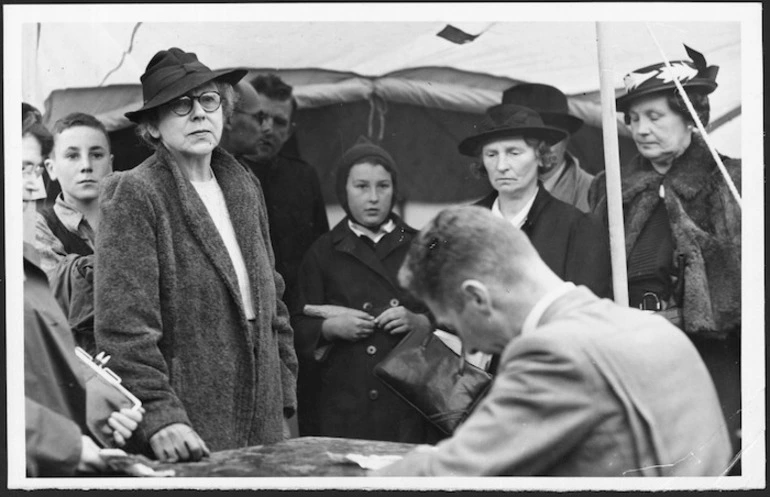 Image: Mrs R G Kain buys a war bond