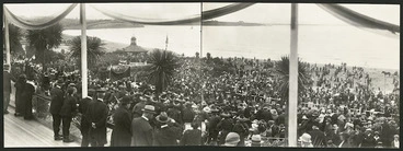 Image: Crowds to greet Edward Prince of Wales, Caroline Bay, Timaru, New Zealand