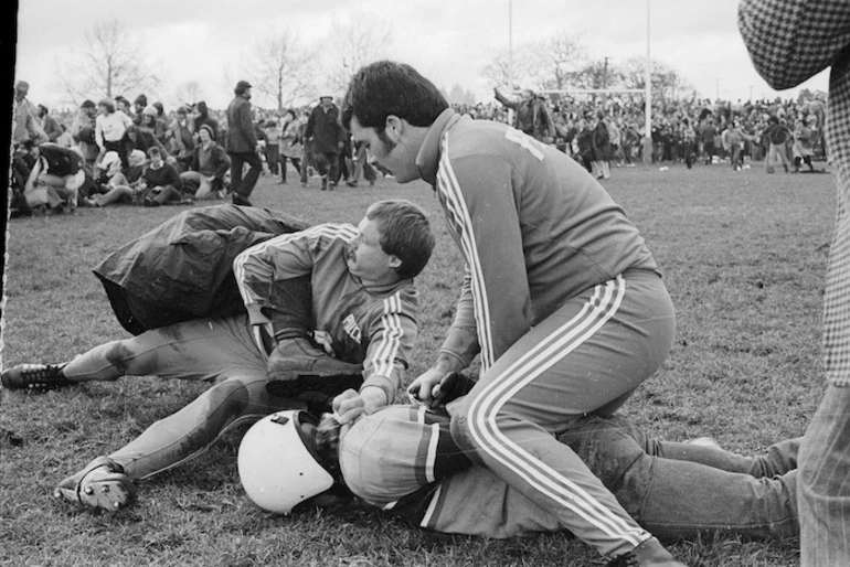 Image: Police struggle with demonstrators, Hamilton - Photograph taken by Ian Mackley