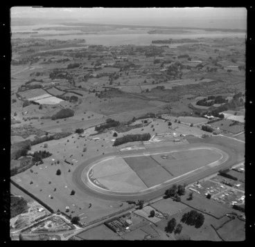 Image: Tauranga Racecourse and golf course, Bay of Plenty