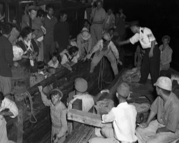 Image: New Zealand soldiers apprehend Korean boat people