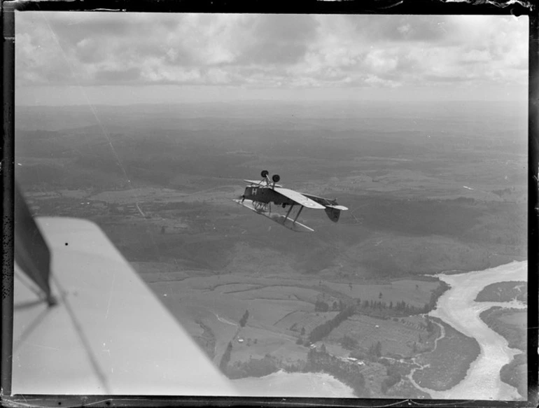 Image: A de Havilland DH 82 Tiger Moth aeroplane flying upside-down