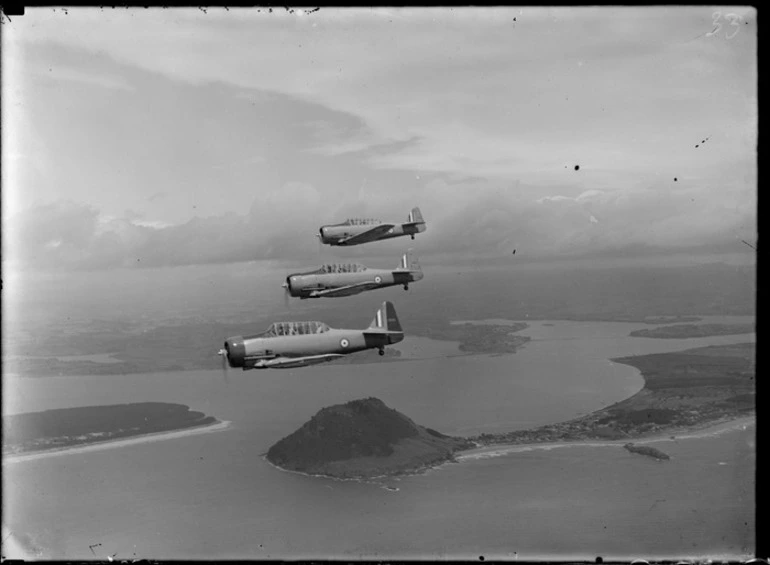 Image: Three aeroplanes in flight