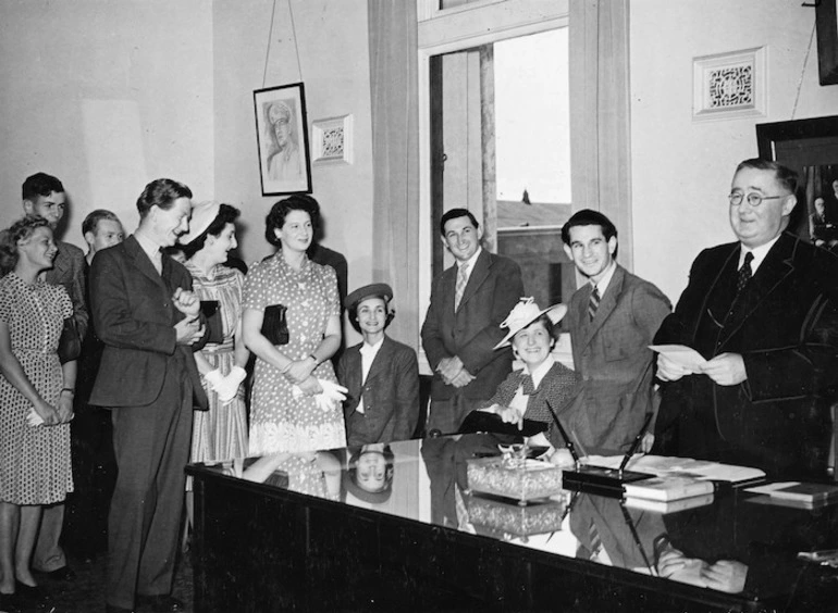 Image: Canterbury College Shakespearean players, Ngaio Marsh, and the Mayor of Wellington