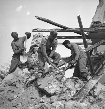 Image: Paton, H fl 1942 : Soldiers of the Maori Battalion clean up bomb damage on the Tripoli waterfront, Libya