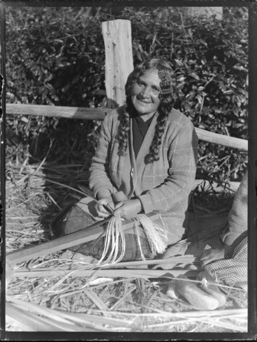 Image: Unidentified Maori women making piu-piu, Rotorua, Bay of Plenty