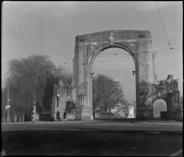 Image: Bristol Freighter Tour, view of the 'Bridge of Remembrance' with stone archway war memorial over the Avon River, Christchurch City, Canterbury Region