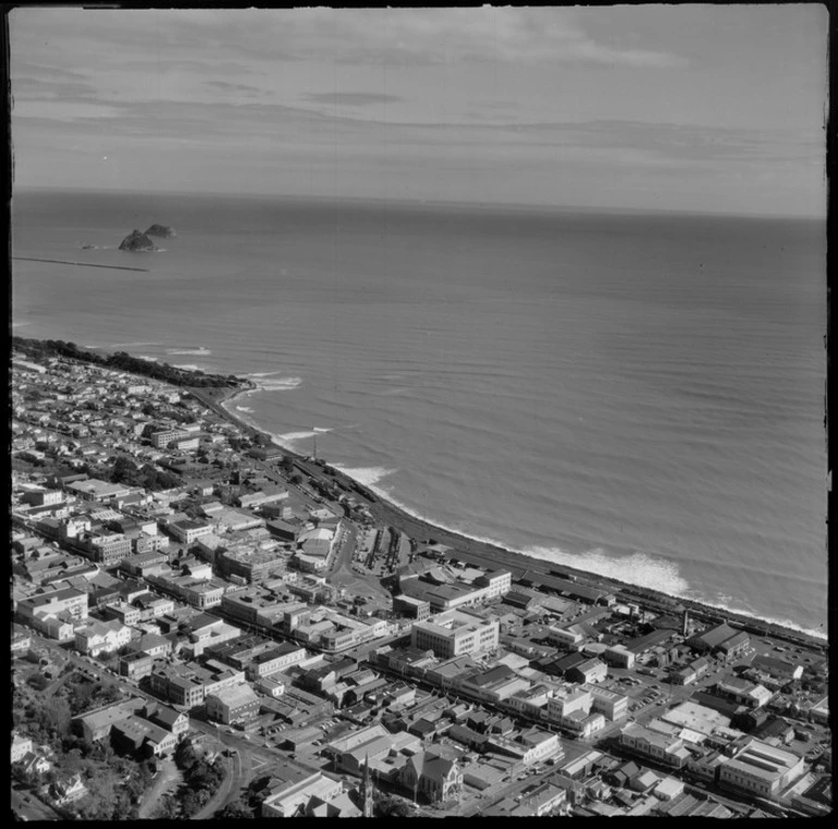 Image: New Plymouth waterfront area from Courtenay Street to Kawaroa Beach Park, with Port Taranaki and the Sugar Loaf Islands beyond, Taranaki Region