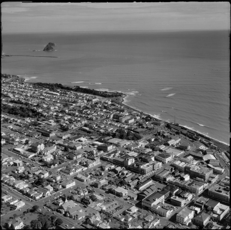 Image: View over New Plymouth waterfront area to Kawaroa Beach Park, Port Taranaki and the Sugar Loaf Islands beyond, Taranaki Region