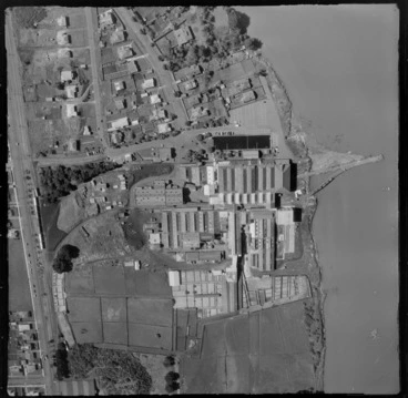 Image: View of Heads Road and the Whanganui Freezing Works with wharf beside the Whanganui River, Manawatu-Whanganui Region