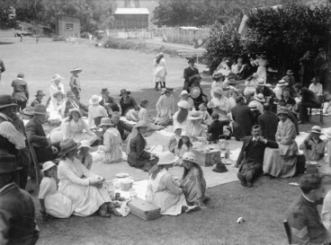 Image: Picnic at the racecourse in Nelson
