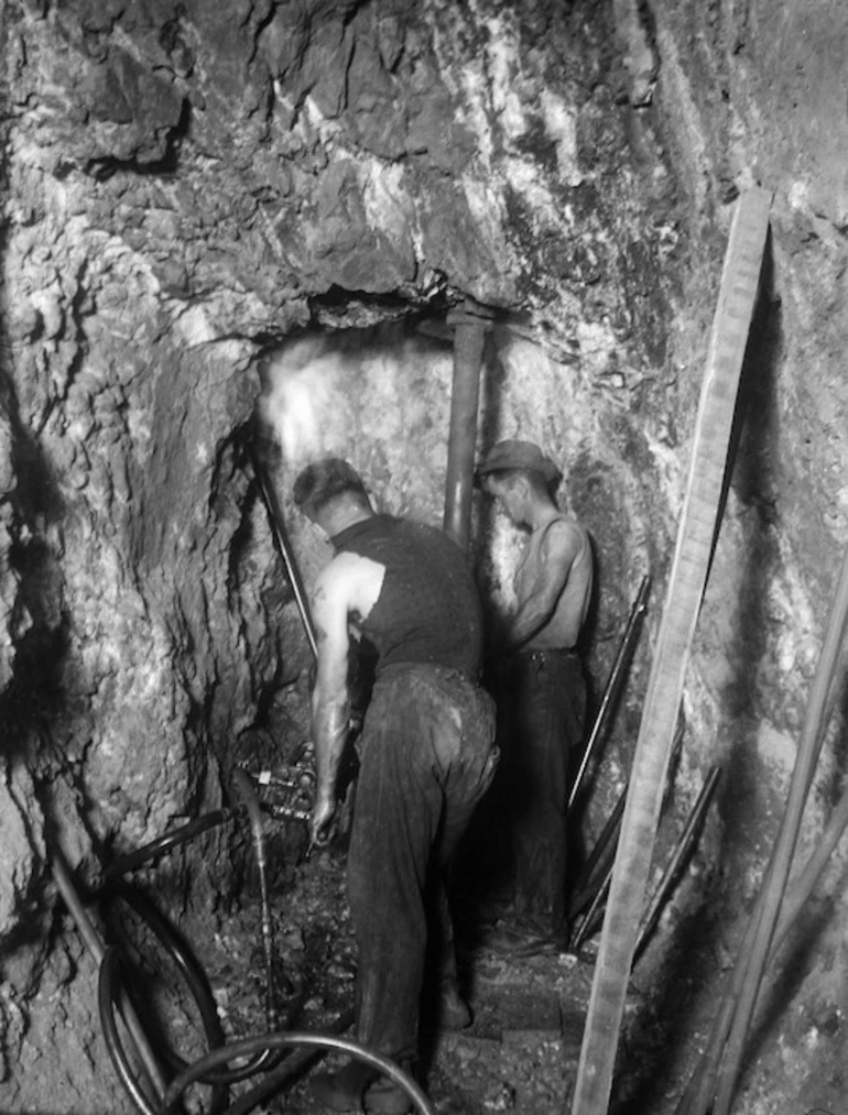 Image: Gold miners working in a mine