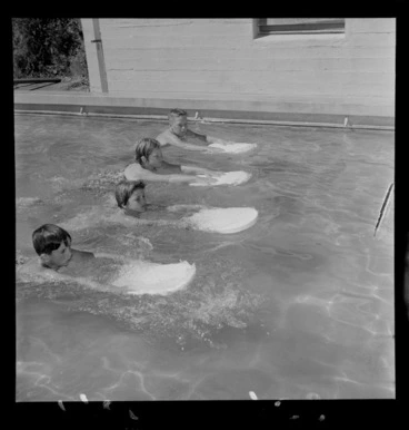 Image: Children learning to swim at Wadestown School, Wellington